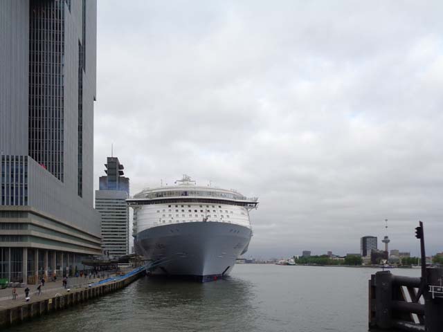 Cruiseschip ms Harmony of the Seas van Royal Caribbean International aan de Cruise Terminal Rotterdam